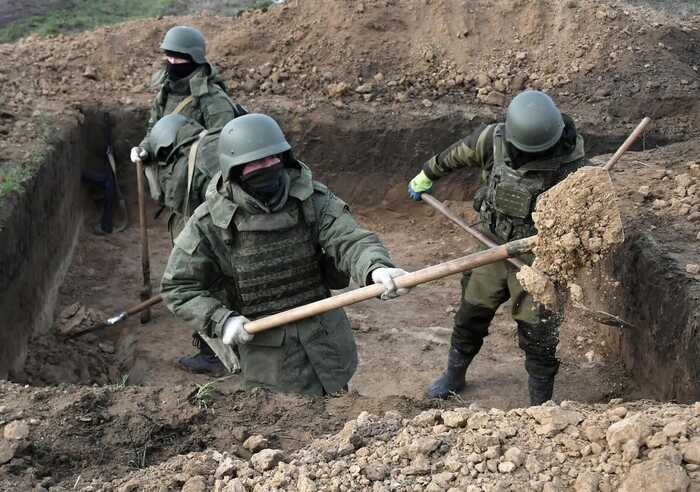 Під Севастополем окупанти будують нові окопи та бліндажі на пляжі, - соцмережі