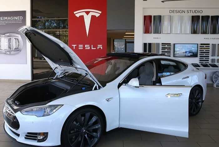 Tesla відкликає майже 700 тисяч автомобілів у США