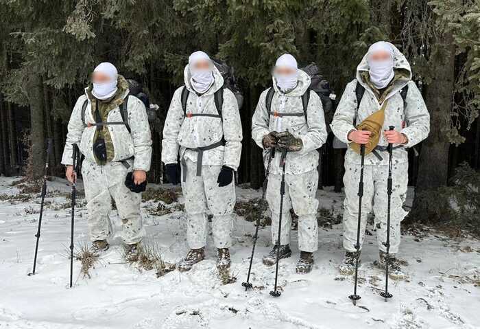 На кордоні з Румунією затримали групу чоловіків у маскувальних костюмах