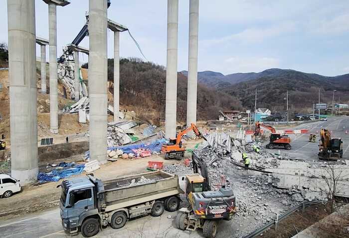 У Південній Кореї обвалився новий міст, є загиблі